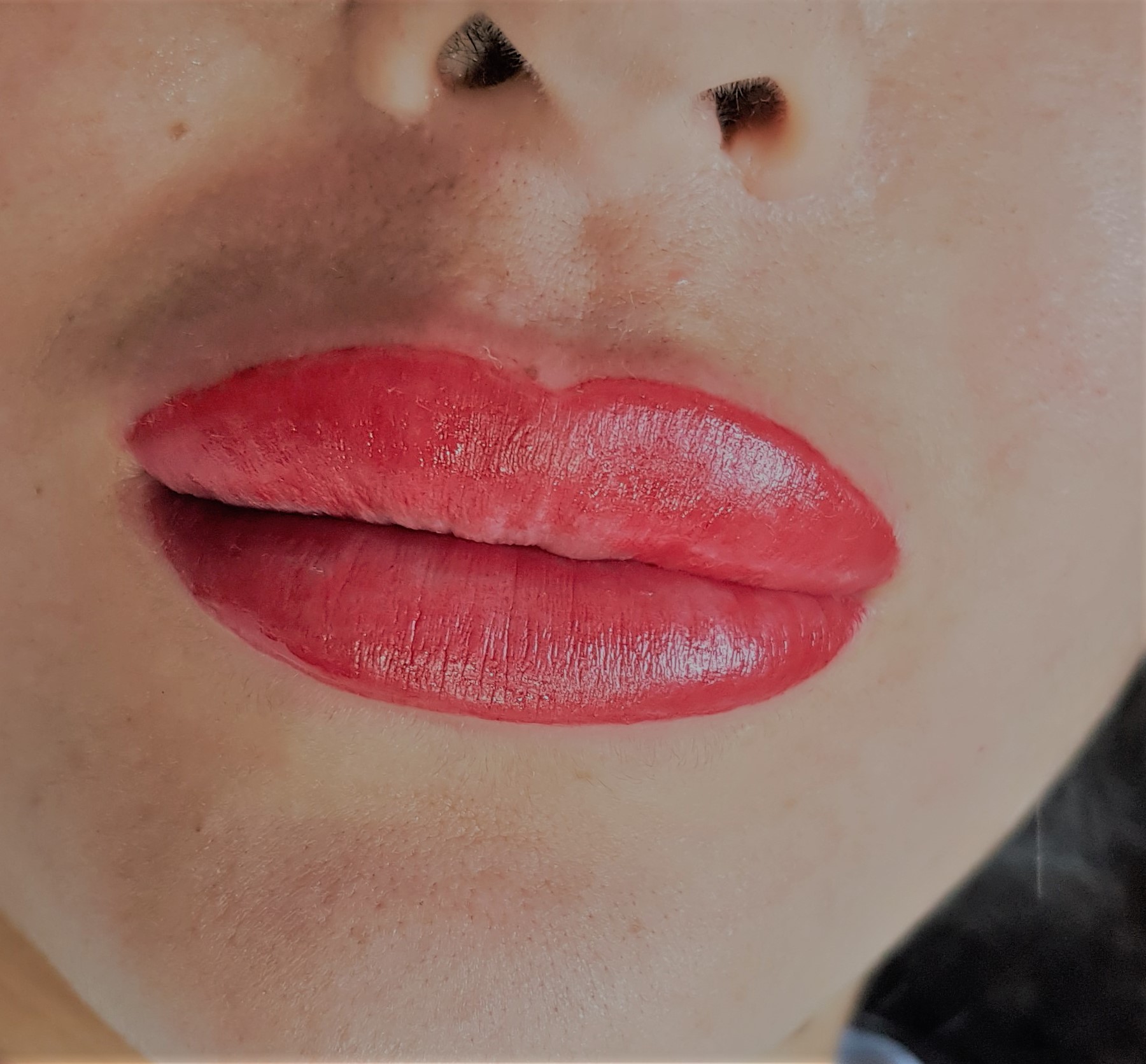 איפור קבוע שפתיים